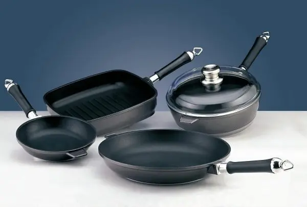 Сковорода з антипригарним покриттям